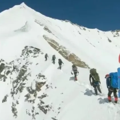 Камера съдържаща кадри от последните мигове на осем алпинисти загинали