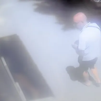 Разсеян мъж забрави парите си на банкомата, непознат му ги взе ВИДЕО