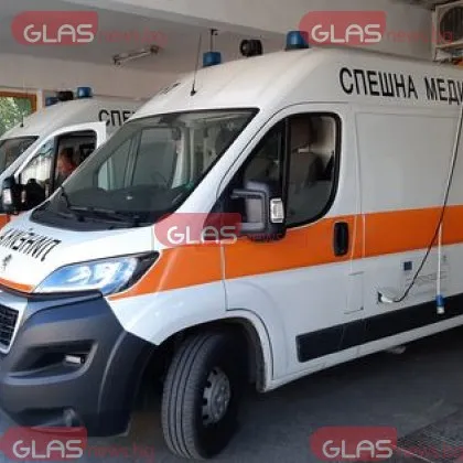 Сблъскаха се автобус и камион, пострадали са дете и 6 жени