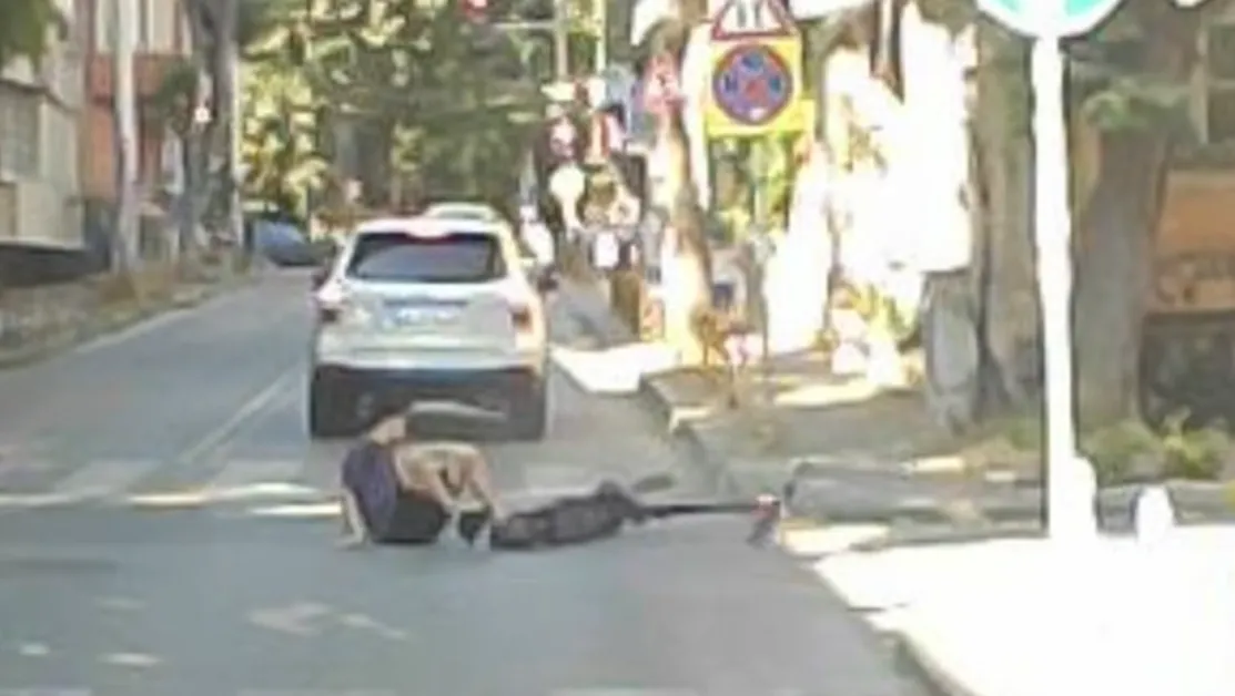 На косъм от трагедия: Момче с тротинетка се заби в джип във Варна ВИДЕО