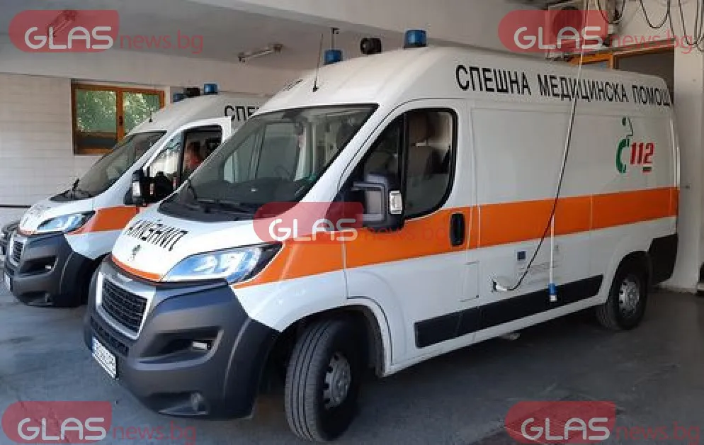 Сблъскаха се автобус и камион, пострадали са дете и 6 жени