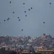 Израел позволява на чужди държави да изпращат парашутни помощи в Газа