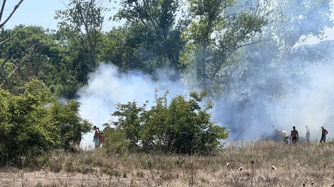 Пожар избухна край плаж до Созопол, плажуващи гасиха огъня СНИМКИ