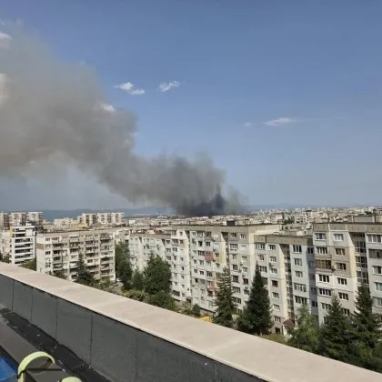 „Люлин" под димна завеса: Пожар пламна опасно близо до хипермаркети, вятърът разнася пламъците