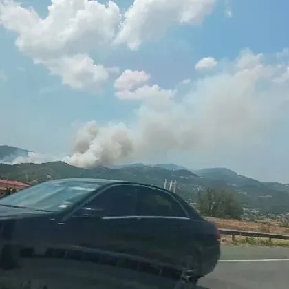 Огненият ад в Симитли продължава Пожар обхвана две къщи и