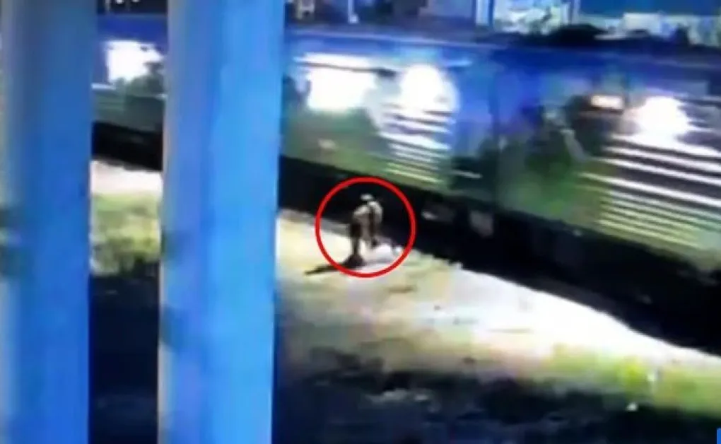 Пешеходец припадна пред приближаващ влак, намеси се герой ВИДЕО