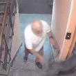 Кошмар в София: Питбул се нахвърли на кученце в блок ВИДЕО