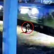 Пешеходец припадна пред приближаващ влак, намеси се герой ВИДЕО
