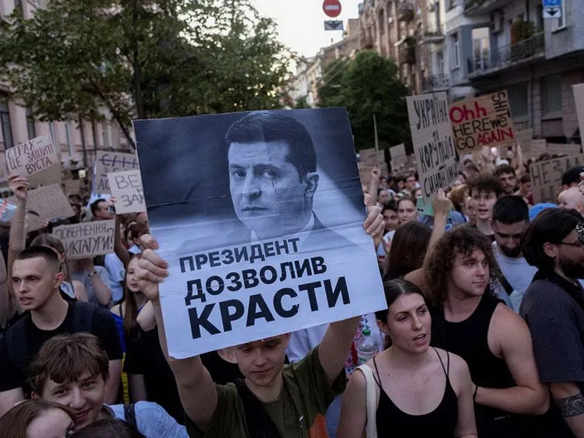 Зеленски реши да върне правомощията на НАБУ, щетите обаче са необратими