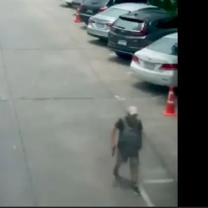 Най малко шестима души са загинали при масова стрелба на оживен