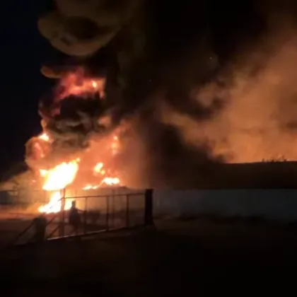 Пожар горя в склад за стари автомобилни гуми ВИДЕО