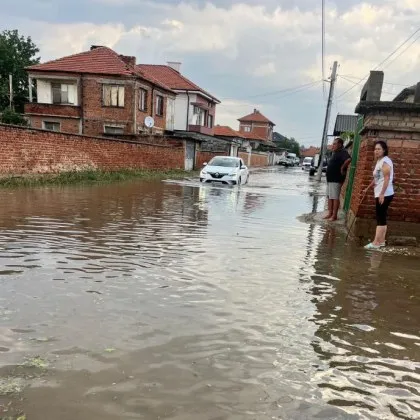Раковски под вода: бурята остави кал, страх и ледени късове ВИДЕО