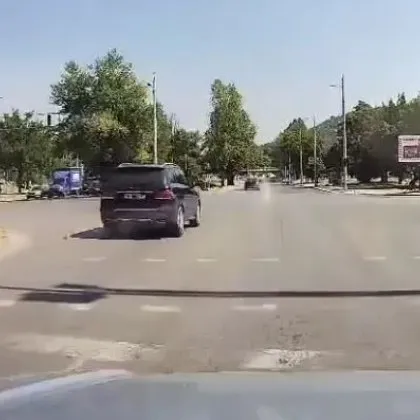 Важи ли червения сигнал на светофара за черни джипове Наглед