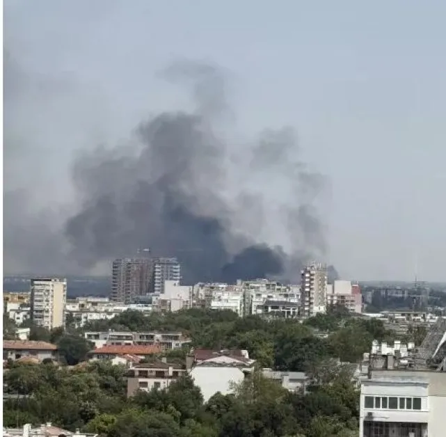 Нов пожар в Пловдив, черен дим обгазява града СНИМКИ