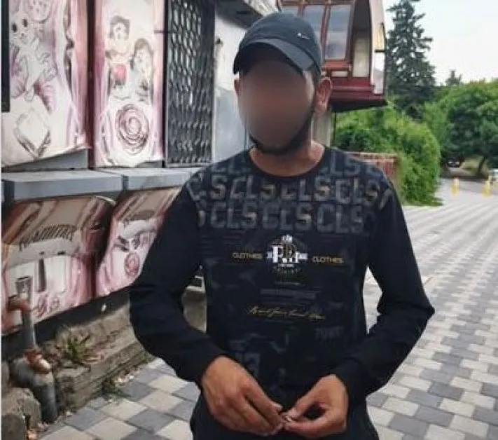 Перничанин твърди, че млад мъж причаква деца и им иска пари