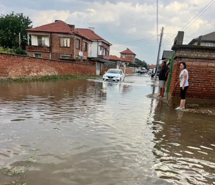 Раковски под вода: бурята остави кал, страх и ледени късове ВИДЕО