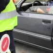 "Да се почерпят": Водач без книжка предложи пари на полицаи