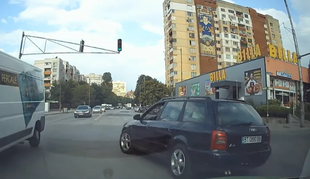 "Майсторско" нарушение в София: Шофьор реши да завие наляво от лента за направо ВИДЕО