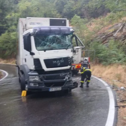 Катастрофа между два камиона затвори прохода Троян Кърнаре На място