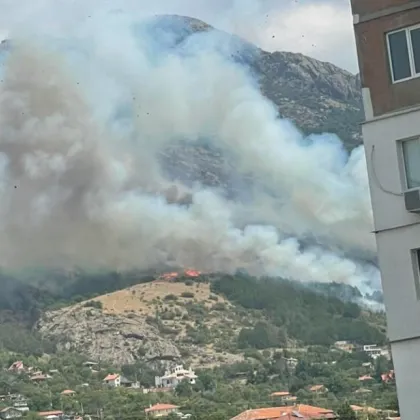Голям пожар гори до Сливен За това сигнализираха в мрежата