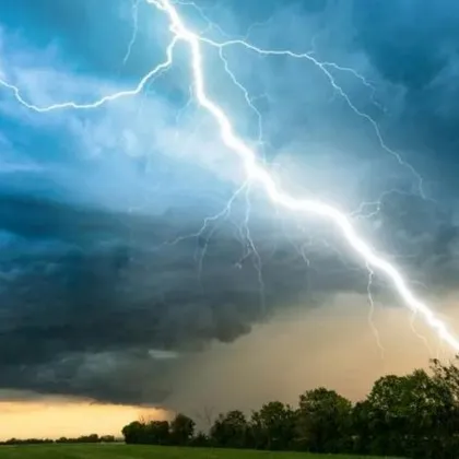 Мълния предизвика пожар в старозагорското село Дъбово Подпалило се е