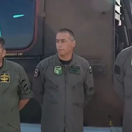 Военнослужещи от Сухопътните войски и хеликоптер Кугар от състава на