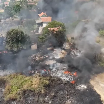 Огнеборци с пет пожарни коли гасят пожар в местността Курткая