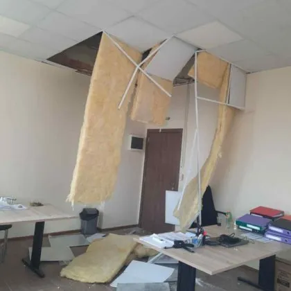 Рухна тавана на кметство в Пловдивско СНИМКИ