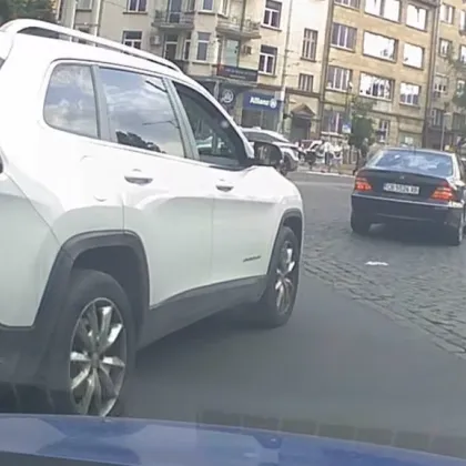 "Сряза тортата" и слезе да се разправя: Шофьор се прояви в кръгово