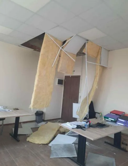 Рухна таванът на кметство в Пловдивско СНИМКИ