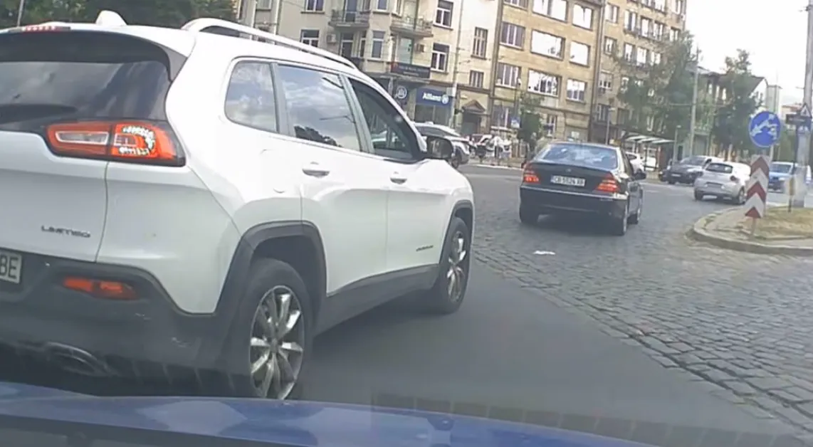 "Сряза тортата" и слезе да се разправя: Шофьор се прояви в кръгово