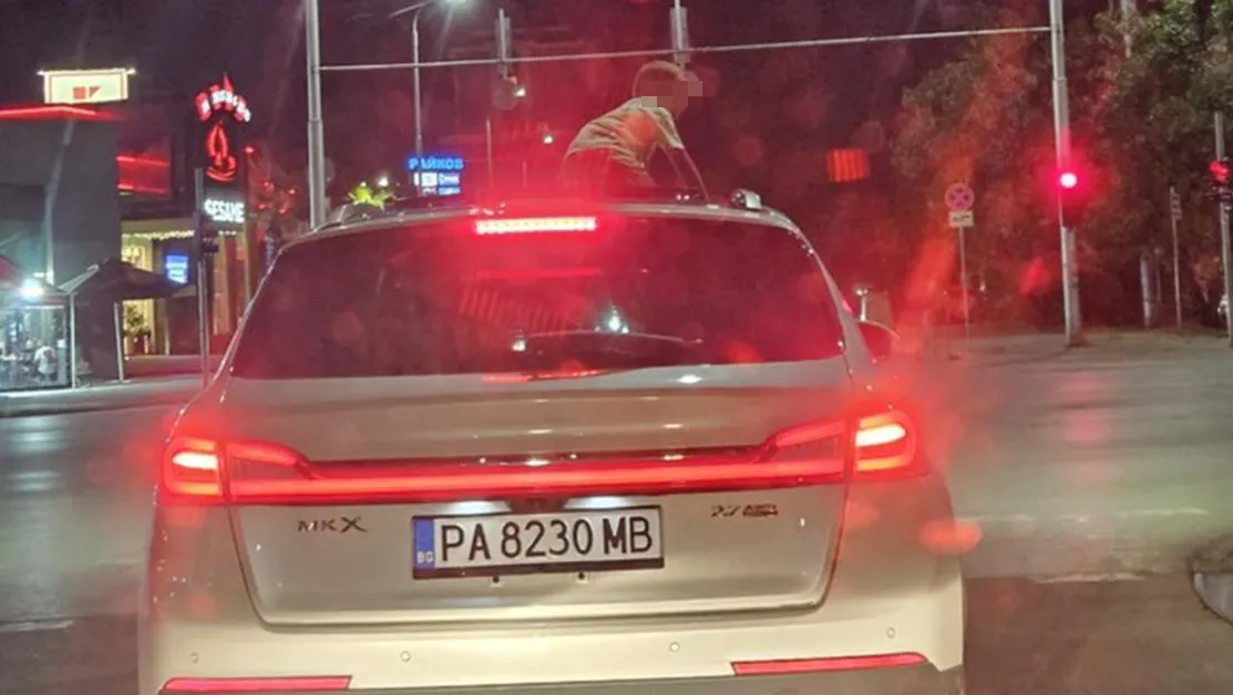 Скандална безотговорност в Пловдив: Автомобил потегли с дете върху тавана