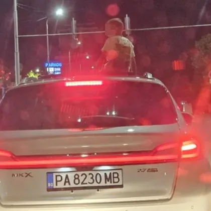 Полицията с реакция след кадрите на дете върху покрива на автомобил в Пловдив