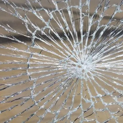 Счупени стъкла и спукани гуми след междусъседски скандал в Пловдивско Полицията