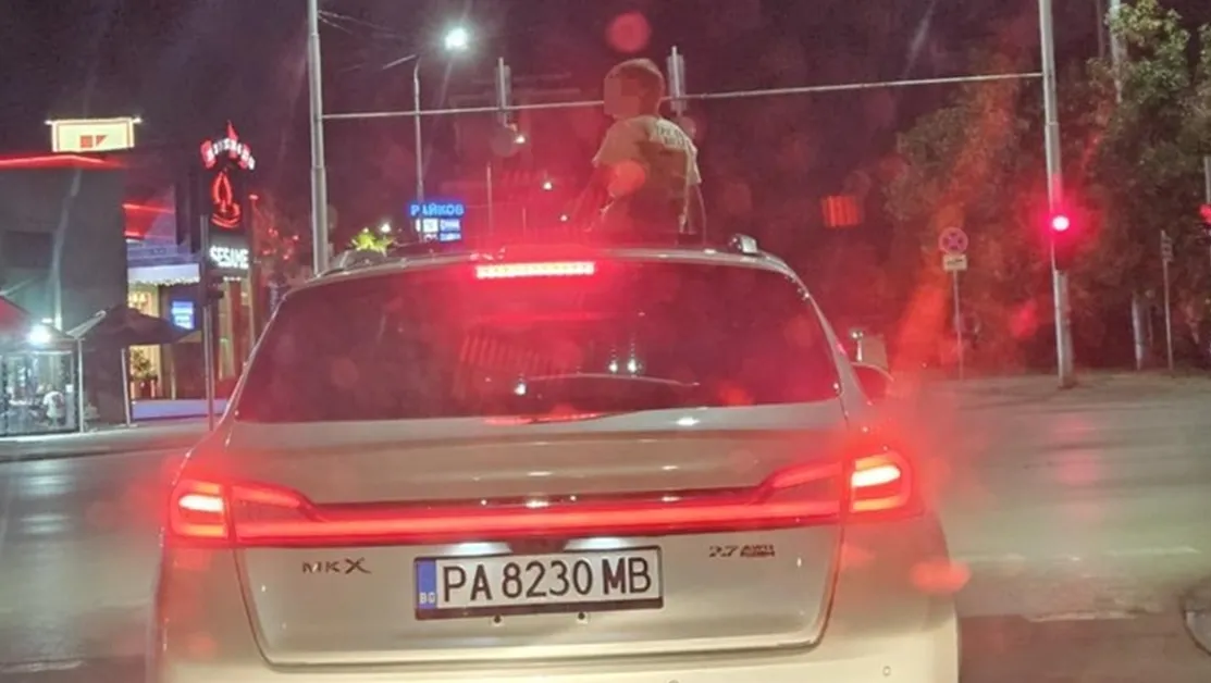 Полицията с реакция след кадрите на дете върху покрива на автомобил в Пловдив