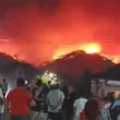 Евакуираха над 500 души в село Плоски, вятърът прави огнената стихия неконтролируема
