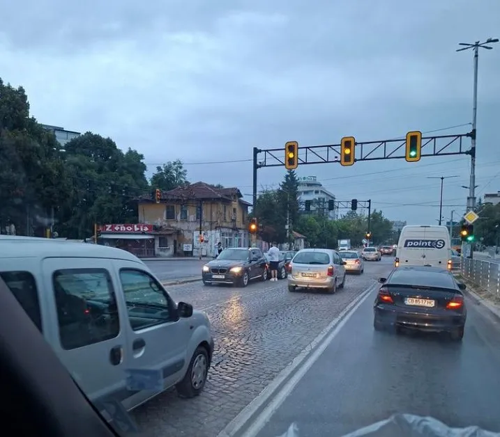 БМВ подкара в насрещното на столичен булевард, блъснаха го отзад