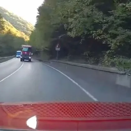 Многотонен камион предприема изпреварване в нарушение на планински път в