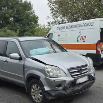 Катастрофа между два автомобила затруднява движението на международния път за