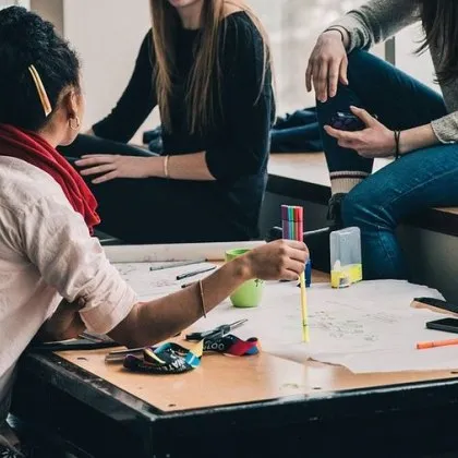 Разрастващ се списък от държави започва да експериментира с четиридневна