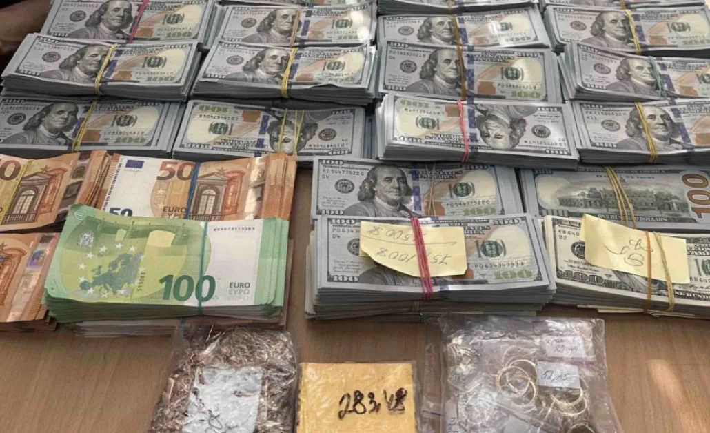 Митничари заловиха валута и злато за близо 1 500 000 лв.