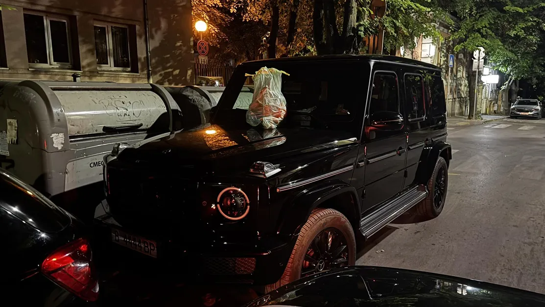 Паркира до кофите, получи "глоба": Торба с боклук върху капака на лъскав джип във Варна