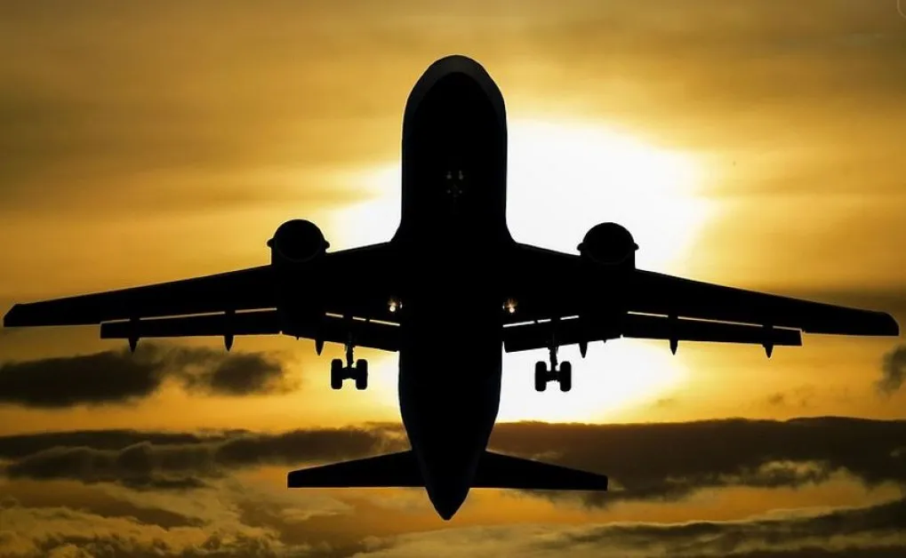 Поне 25 души пострадаха при силна турбуленция на полет до Амстердам