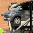 Кола изкърти стена на паркинг, има пострадали СНИМКИ