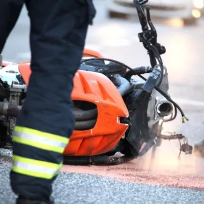 22 годишен моторист загуби живота си при тежка катастрофа с камион на