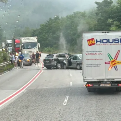 Катастрофа затруднява движението по Прохода на Републиката Два леки автомобила