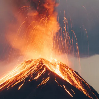 Вулканът Левотоби Лаки Лаки на остров Флорес в индонезийската провинция Източна Нуса Тенгара изригна и изхвърли пепел