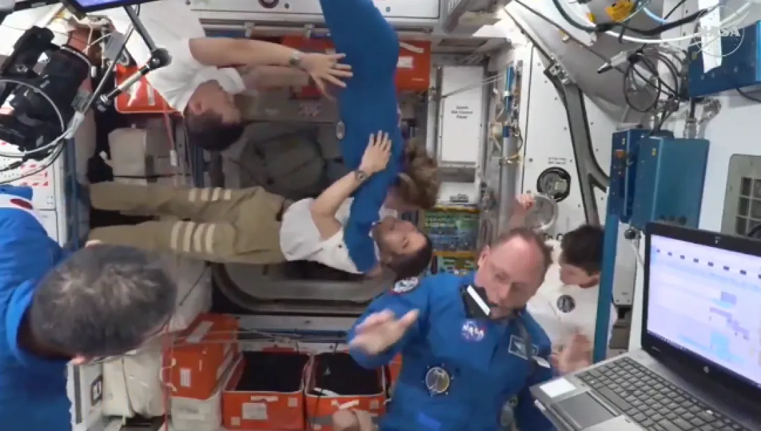Капсулата на SpaceX се скачи с МКС