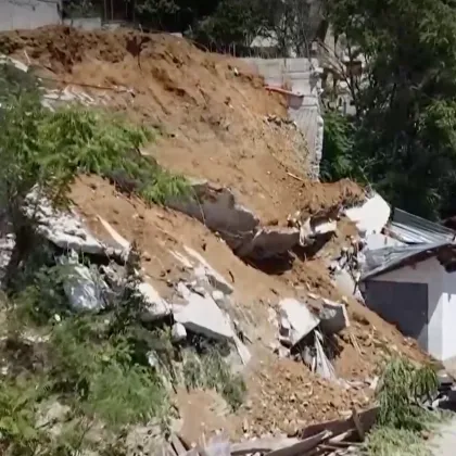 Подпорна стена на новострояща се сграда се срути във Велико