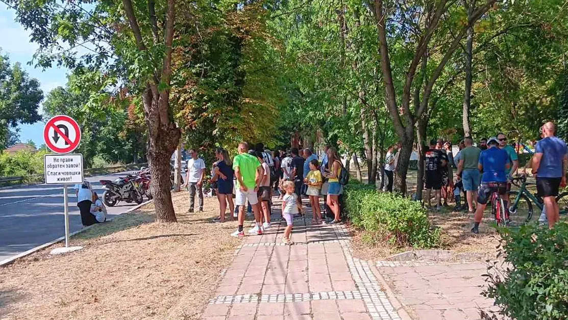 Близки и приятели на моторист, загинал в Нови Искър, излязоха на протест